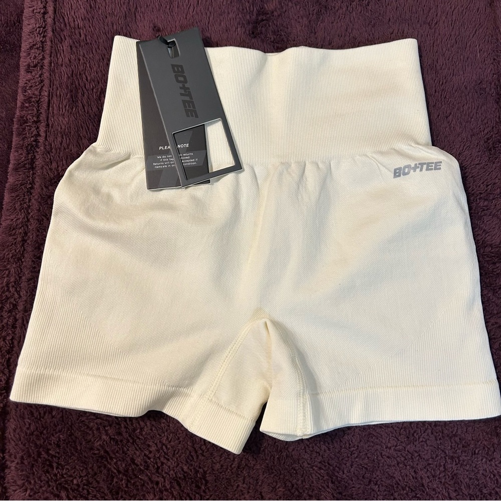 NWT!! 🏷️ Bo & Tee Cream Athletic Seamless Shorts